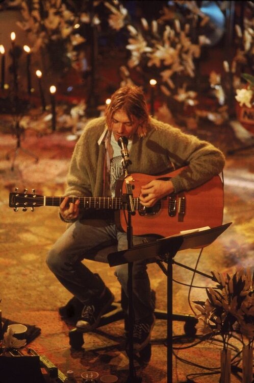 0_Kurt-Cobain-On-MTV-Unplugged.thumb.jpg.88e772fe28f3bfb173d458052c40f3c8.jpg